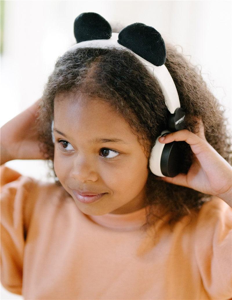 Cascos Auriculares Panda Blanco y Negro - Kidyears: Diversión, seguridad y estilo en cada nota.