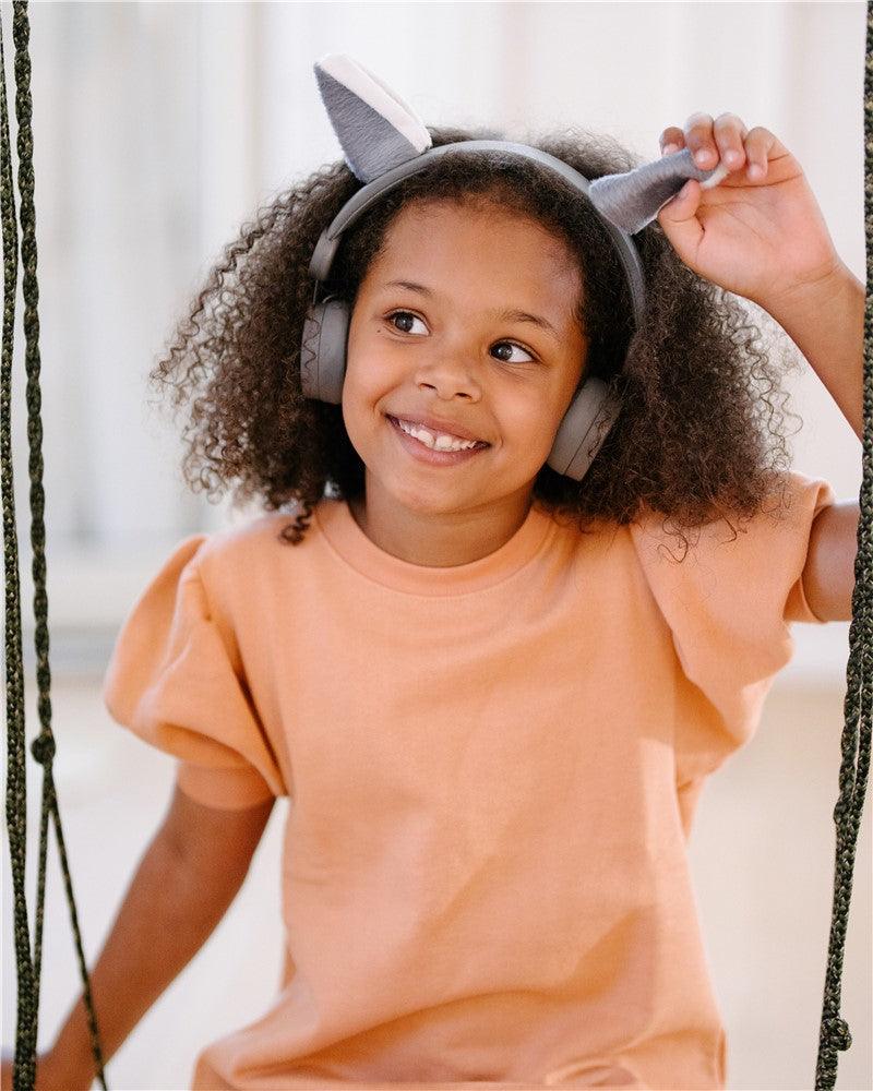 Cascos Auriculares Lobo Gris - Kidyears: Escucha, juega y aprende con estilo y seguridad.