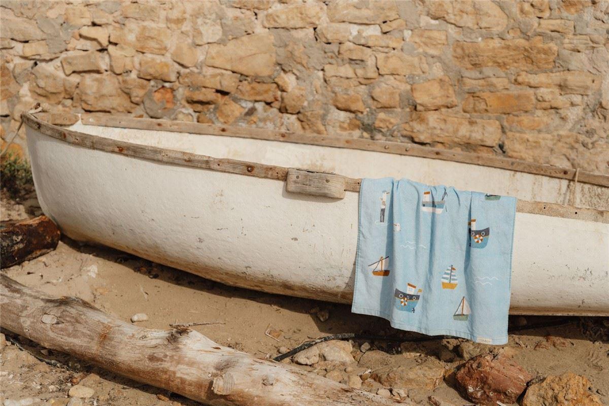 Toalla Playa Sailors Bay - Little Dutch: ¡Un suave viaje entre olas y aventuras!
