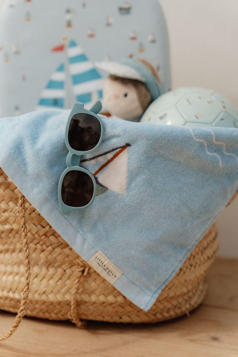 Toalla Playa Sailors Bay - Little Dutch: ¡Un suave viaje entre olas y aventuras!