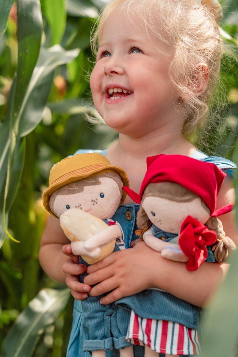Muñeca Rosa Granjera - Little Dutch: ¡La dulzura del campo en sus manos!