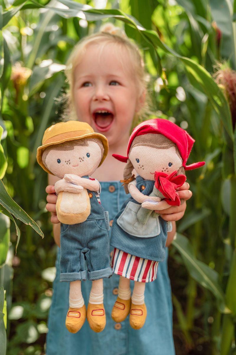 Muñeca Rosa Granjera - Little Dutch: ¡La dulzura del campo en sus manos!