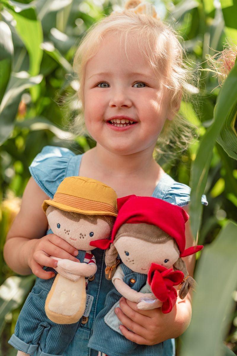 Muñeca Rosa Granjera - Little Dutch: ¡La dulzura del campo en sus manos!