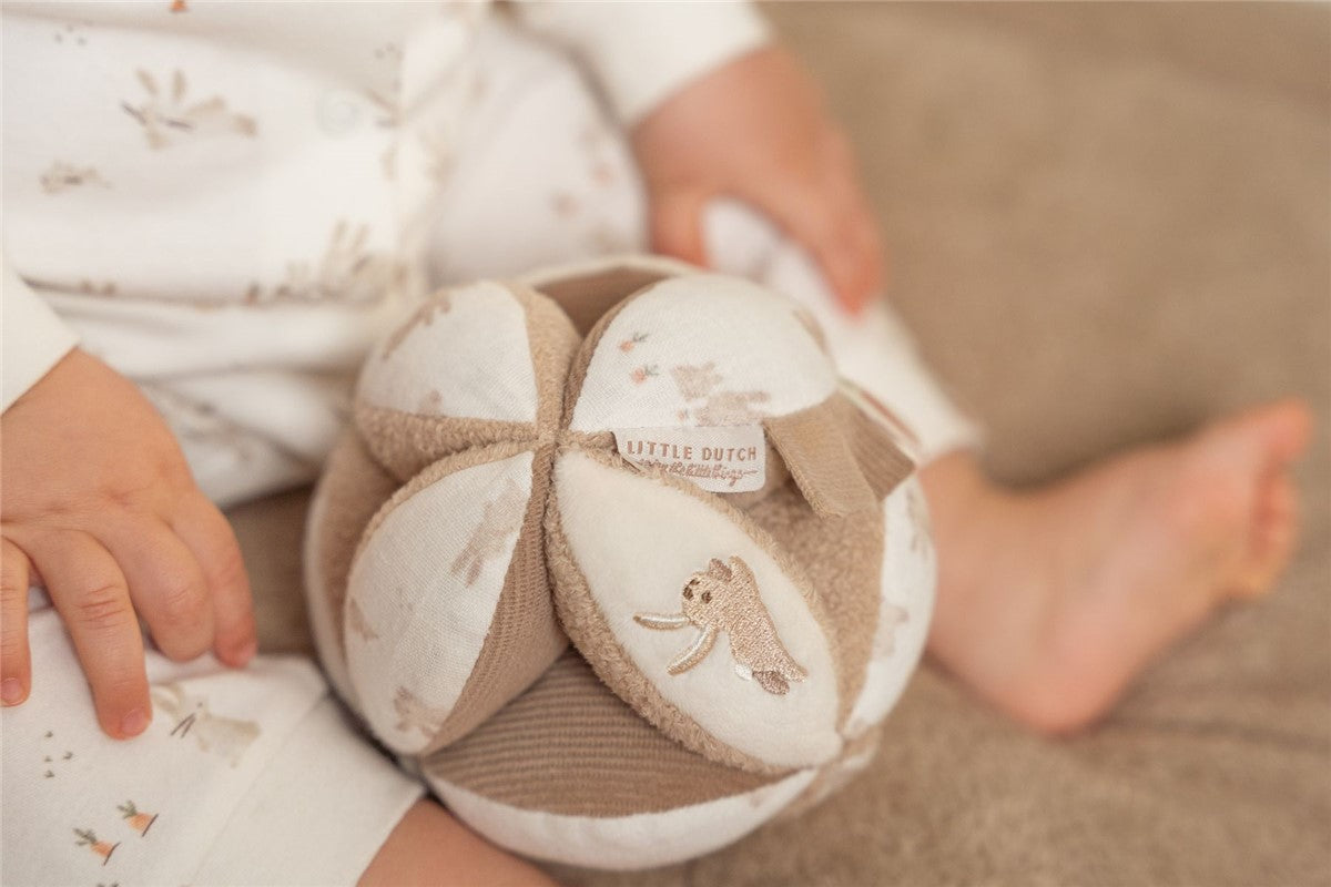 Pelota Montessori Baby Bunny - Little Dutch: Diversión y estimulación para tu bebé