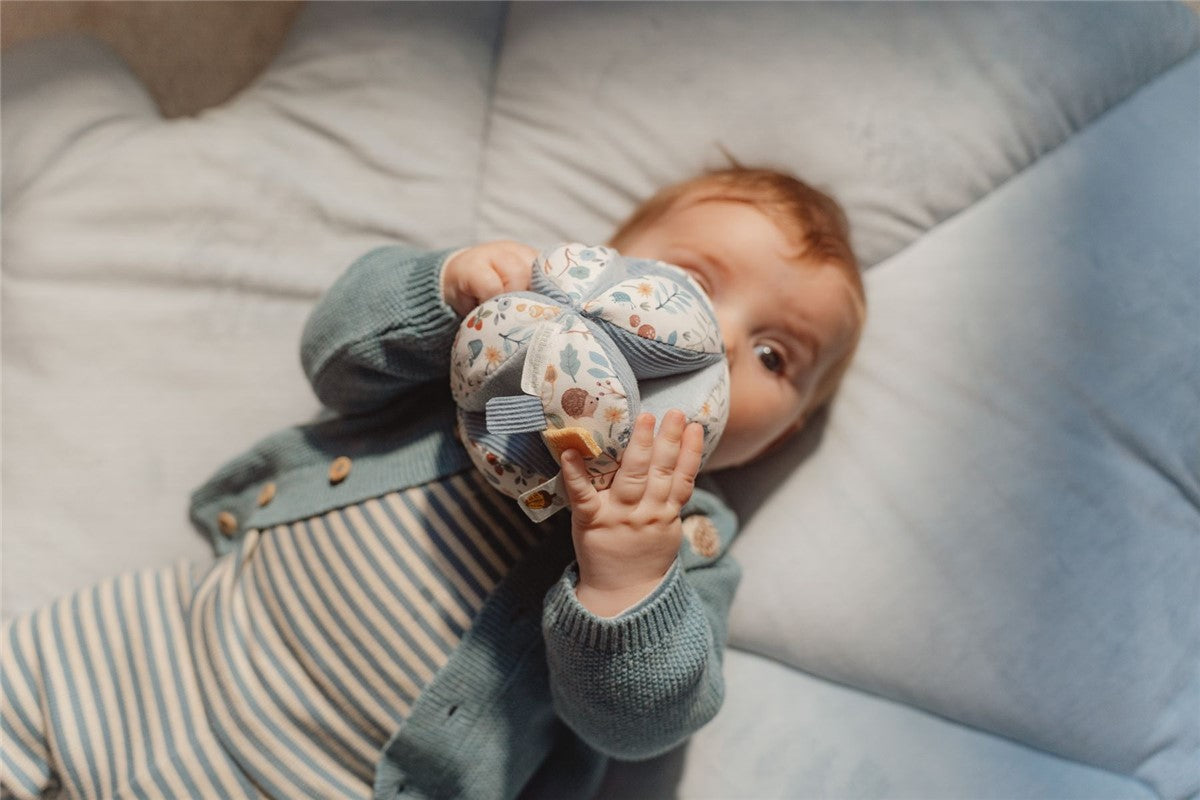 Pelota Montessori Forest Friends - Little Dutch: El juguete perfecto para estimular los sentidos