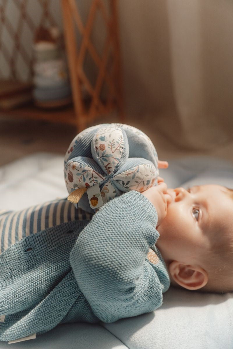 Pelota Montessori Forest Friends - Little Dutch: El juguete perfecto para estimular los sentidos