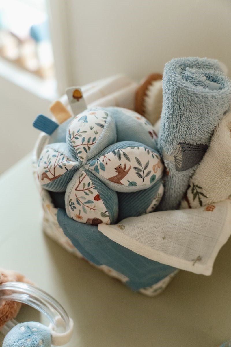 Pelota Montessori Forest Friends - Little Dutch: El juguete perfecto para estimular los sentidos