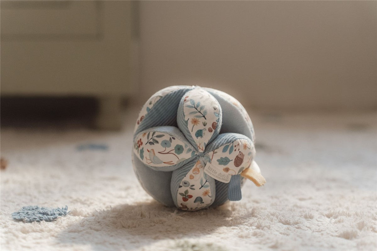 Pelota Montessori Forest Friends - Little Dutch: El juguete perfecto para estimular los sentidos