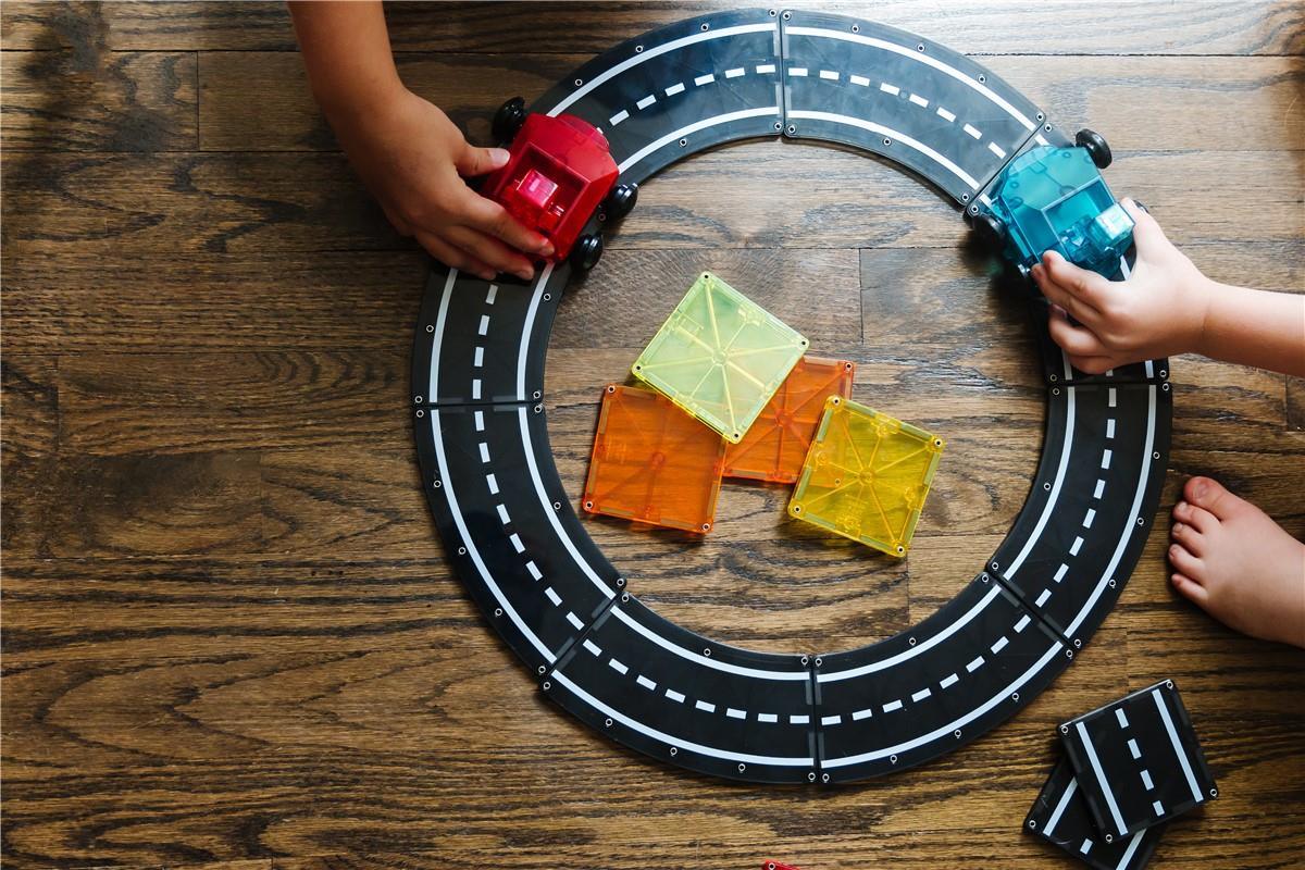XTRA Roads set 12 pcs - Magna T: ¡Crea carreteras magnéticas para mil aventuras sobre ruedas!